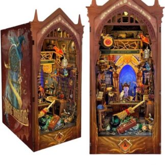 Luxe Book Nook DIY Pakket - Magic Academy Bookstore - Miniatuur Houten Boekensteun met LED Verlichting - 3D Puzzel - Cadeau Volwassenen - Toverstaf